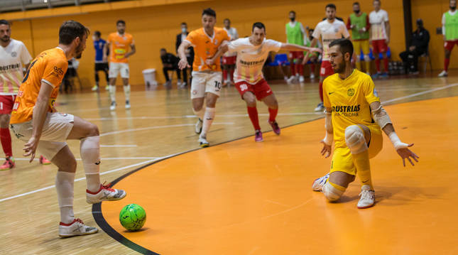 Javivi pisa el balón, en el partido que el Aspil disputó el pasado sábado ante el Santa Coloma y en el que terminó cayendo por 3-6.