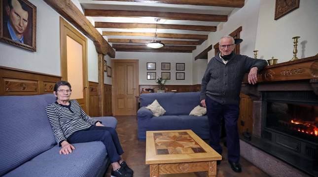 Foto del ebanista Gabino Urtasun y su mujer, Ana Mari Alegre, en su casa de Burguete (Navarra).