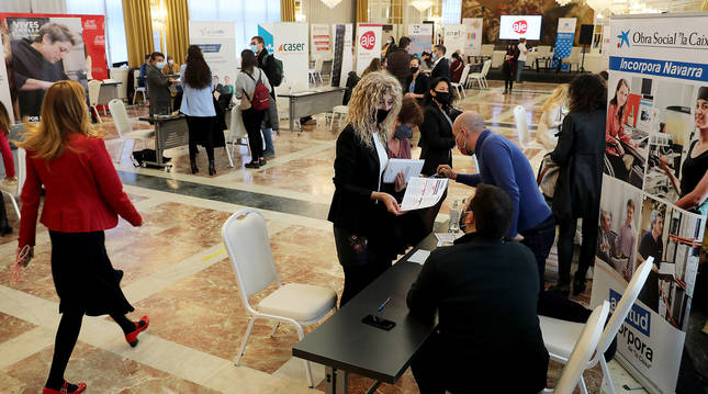 Vista general de la VI Feria Navarra Jobs celebrada en el hotel Tres Reyes de Pamplona.