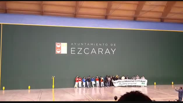 Vídeo: Pelotaris de Baiko muestran una pancarta con el lema 'Garai Zailetan pilotariak borrokan, pelotaris en lucha'