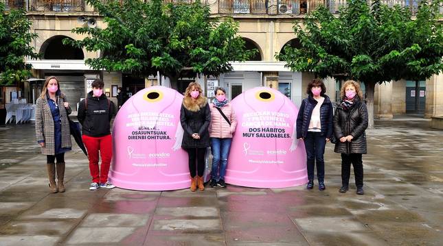 Foto de Imelda Mañeru, técnica de Igualdad; Goizeder Juango, concejala de Igualdad; y las trabajadoras de Mairaga Eva Berango, Mª Victoria García, Montse del Campo y Marian Goyena con los contenedores instalados en la plaza de Navarra de Tafalla.