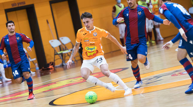 El jugador tudelano del Aspil-Jumpers Ribera Navarra Fútbol Sala, Uge, en una salida de balón durante el partido del martes en la 'Caldera'.