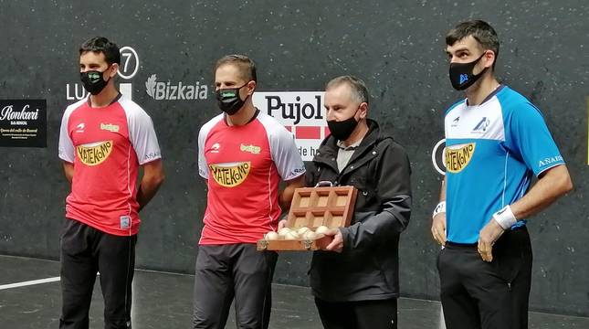 Los pelotaris Olaizola II, Urrutikoetxea y Ezkurdia posan con el material escogido para la final.