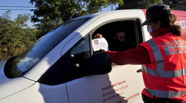 Foto de un conductor que muestra a la policía foral el justificante para poder acceder y salir de Carcastillo.