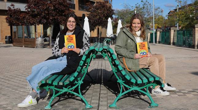 Foto de las pamplonesas Ana Salsamendi Jiménez (izda.) y Claudia Buldáin Narvaez con su libro.