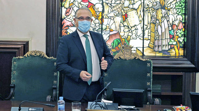El alcalde Enrique Maya durante el Debate sobre el Estado de Pamplona celebrado este viernes.