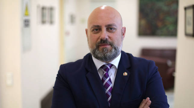 José Luis Arasti, Delegado del Gobierno en Navarra, en un pasillo de la sede en Plaza de Merindades de Pamplona.
