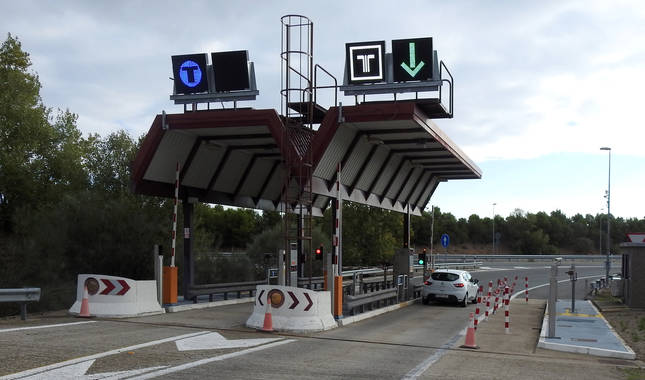 Un turismo accede, en enlace número 14 situado en Lodosa, a la AP-68 en la dirección sur, Calahorra-Zaragoza.