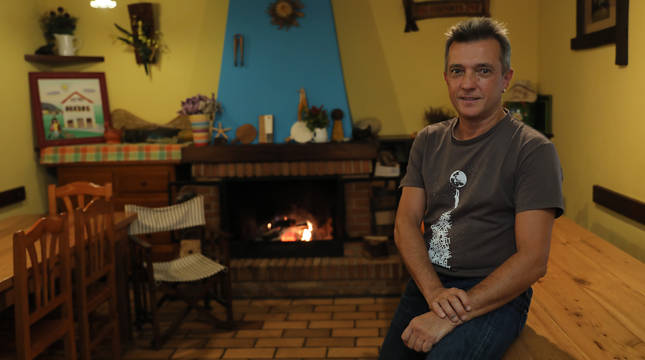 Mikel Albisu, el lluvioso miércoles de esta semana, en uno de los comedores de la posada y albergue de Beintza.