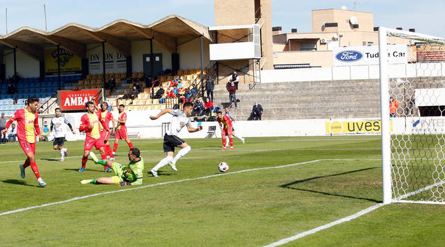 Instante en el que, ayer, el jugador del Tudelano Mikel Orbegozo manda el balón a la red para poner el 1-0 en el marcador.