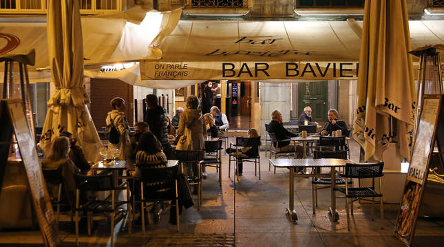 Varias personas, este lunes 19 de octubre por la tarde, en la terraza del Bar Baviera de la Plaza del Castillo.