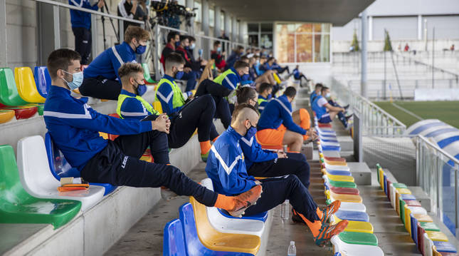 Los jugadores del Izarra y de la Mutilvera que no formaron parte del once titular permanecieron en las gradas durante el partido.