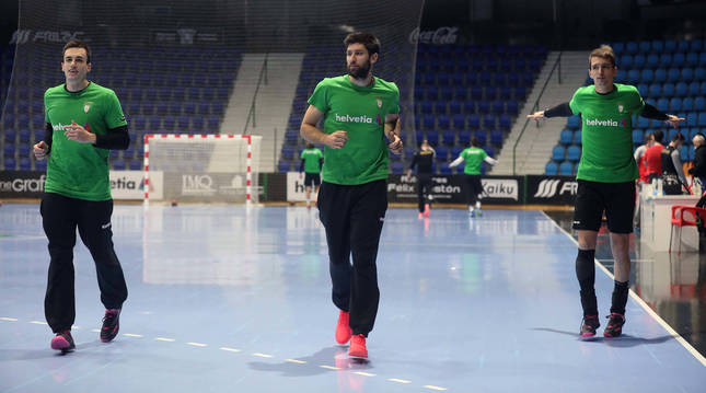 Álvaro Gastón, Ibai Meoki y Carlos Chocarro, en un entrenamiento del Helvetia en el pabellón Anaitasuna esta pasada semana.