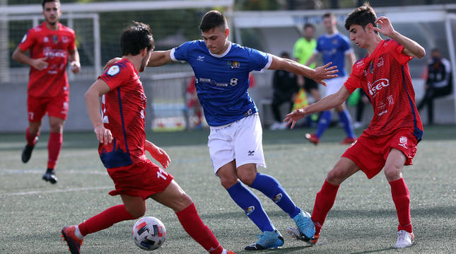 Imágenes del Txantrea-Corellano de la primera Jornada en la Tercera División navarra.