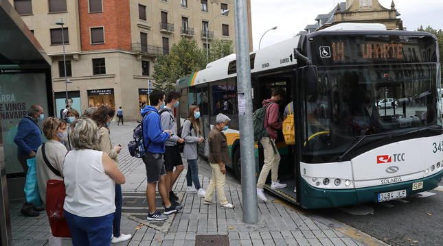 Viajeros suben a una villavesa el 18 de septiembre, cuando se presentó una campaña para fomentar el uso del transporte público.
