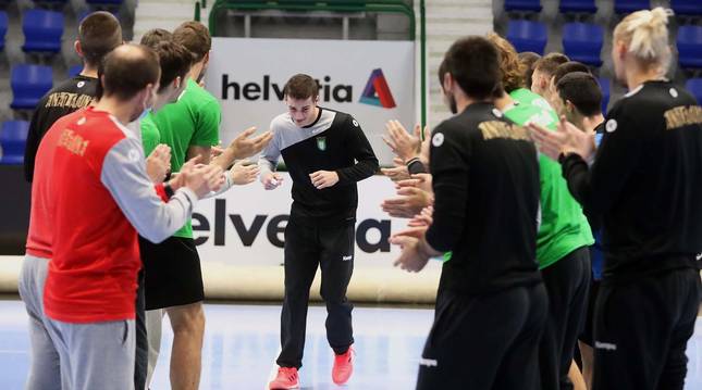 Los compañeros se preparan para hacerle el 'túnel' a Ander Izquierdo tras su convocatoria con la selección absoluta de España.