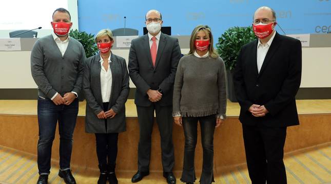 Foto de Carlos Tabar, presidente de ASBANA, Mª Ángeles Rodríguez, presidenta de ANAPEH, Ana Beriain, presidenta de AEHN, y Carlos Albillo, gerente de la Asociación del Casco Antiguo.