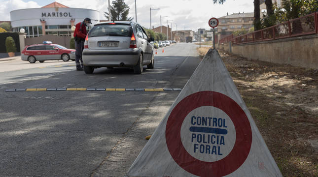 Un control de Policía Foral, la semana pasada, en los accesos a la localidad de Cadreita.