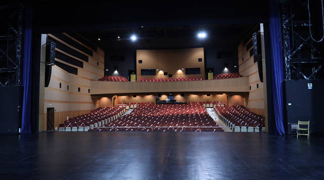 Vista de parte del escenario y, al fondo, el patio de butacas, en el Auditorio Barañáin (Navarra).