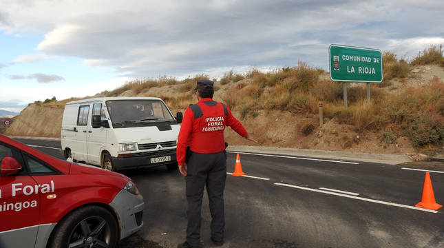 Policía Foral controla la entrada a Navarra en el kilómetro 4 de la NA-6540, Lodosa-Alcanadre.