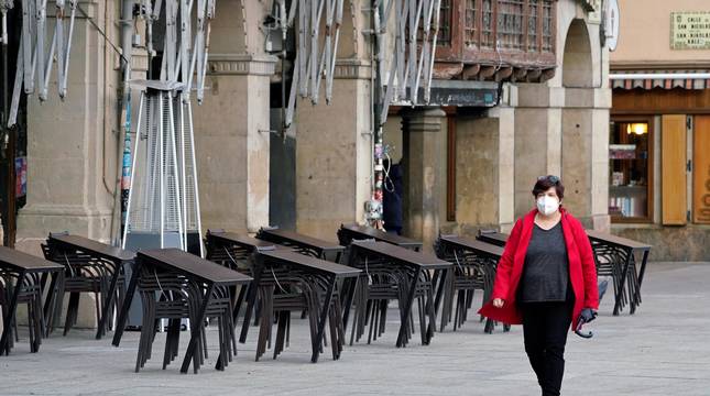 Fotos del primer día del confinamiento perimetral de Navarra.