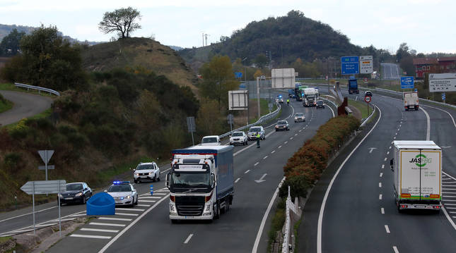 Desvío de turismos, a la altura de Ziordia, hacia el control habilitado por la Guardia Civil en un lateral de la N-1.