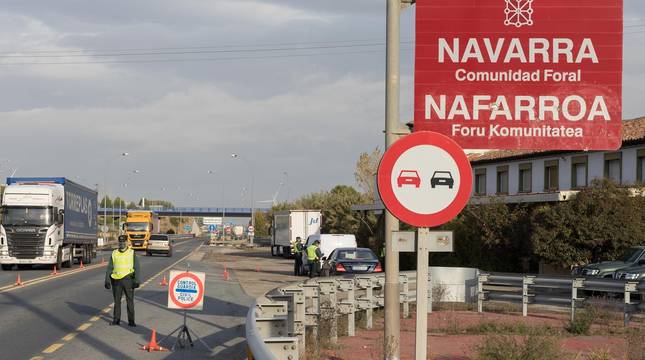 La Guardia Civil realiza un control de tráfico en el límite de Navarra con Aragón en Cortes.
