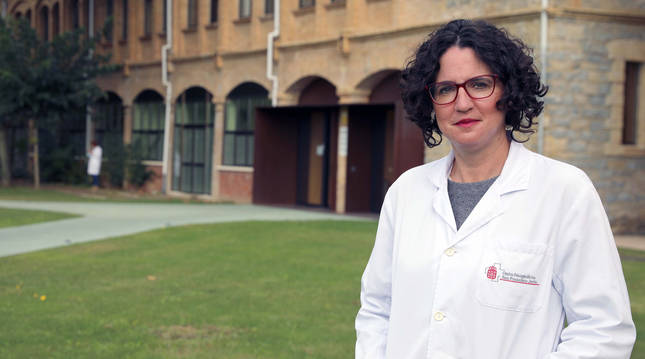 La terapeuta ocupacional Ainhoa Aquerreta, frente al psicogeriátrico San Francisco Javier.