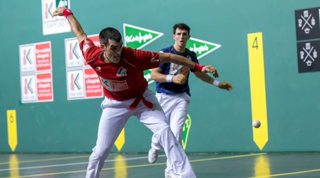 Ezkurdia y Martija, en la final del Cuatro y Medio que se disputó en el Navarra Arena.