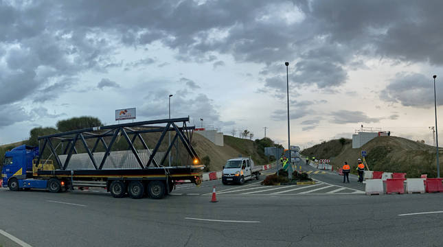 Los tres módulos que conforman la pasarela se transportaron en camiones hasta el lugar de la obra.