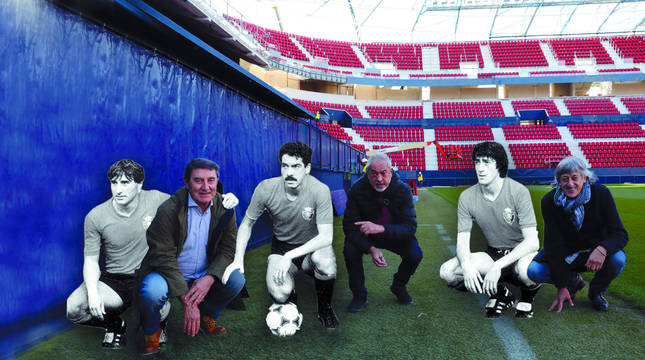 José Manuel Echeverría, Patxi Iriguíbel y Enrique Martín, con una imagen de archivo de ellos hace 40 años, en la banda de El Sadar.