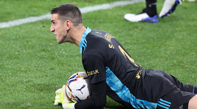 Sergio Herrera atrapa el balón en una jugada ante el Athletic de Bilbao en su tercer partido seguido sin recibir gol.