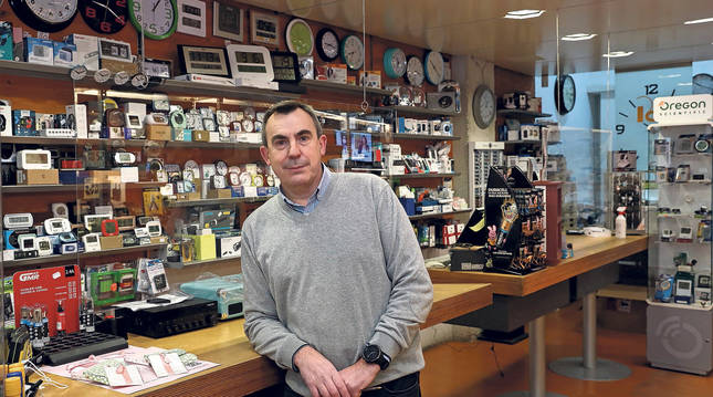 Foto de Pedro Chocarro Huesa, tercera generación del establecimiento Electrodomésticos P. Chocarro, ubicado en el número 19 de la calle Leyre.