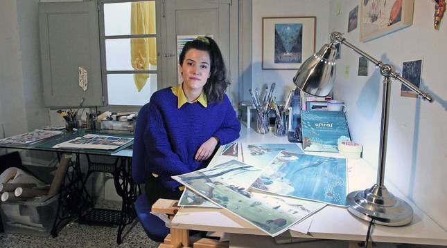 Foto de Miren Asiain, en su estudio con varias ilustraciones que ha creado para 'Un millón de ostras en lo alto de la montaña', obra con la que ha ganado el premio Euskadi.