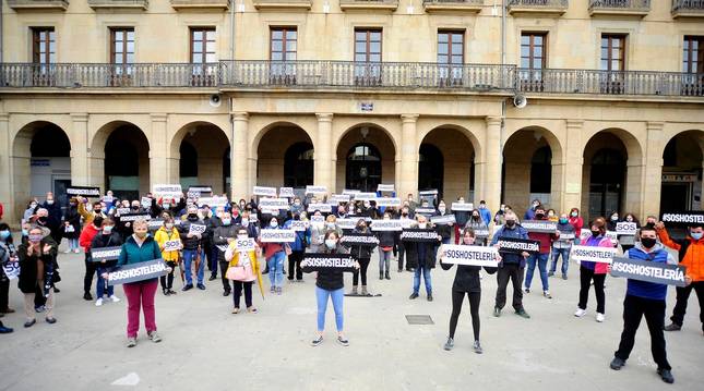 Foto de hosteleros y hosteleras frente al ayuntamiento de Tafalla.