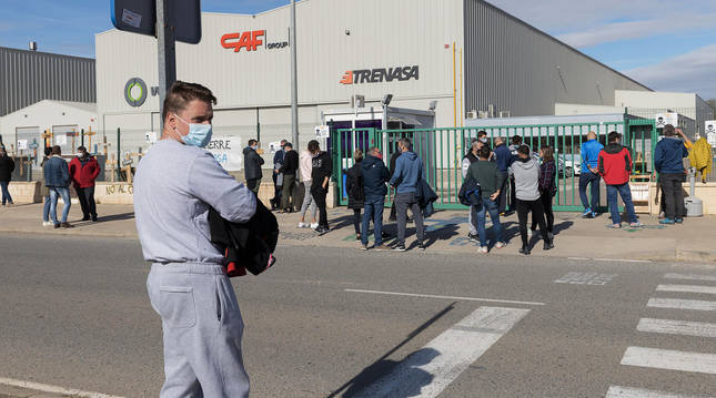 Trabajadores de Trenasa hablan después de la asamblea que se celebró ayer tras conocerse el anuncio de la empresa.