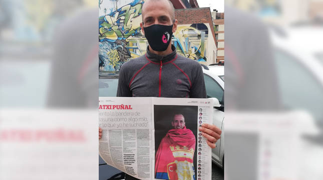 Patxi Puñal ya tiene el suplemento de Osasuna de Diario de Navarra. El ex capitán muestra en su localidad natal, Huarte, un ejemplar en el que se ve la entrevista que protagoniza.