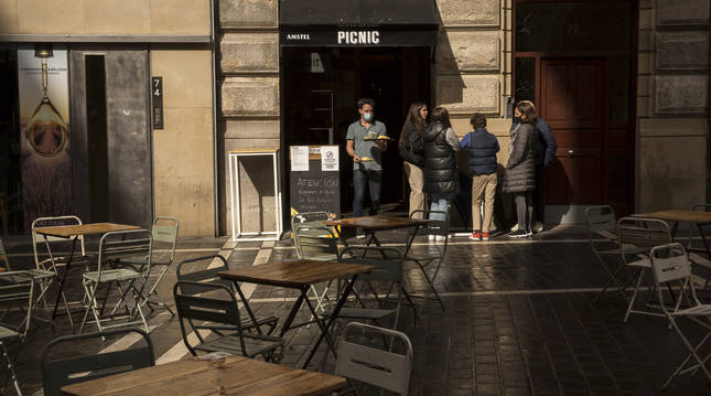 Foto de personas en el exterior de un bar del Casco Viejo de Pamplona.