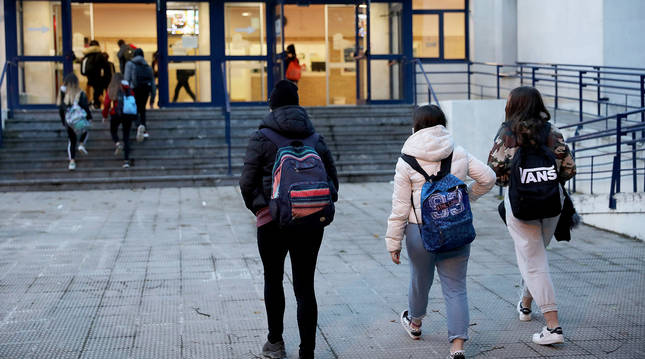 Un grupo de jóvenes abrigadas a su entrada en el IES Navarro Villoslada. El centro busca el equilibrio entre la ventilación y el confor térmico.