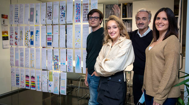 De izda. a dcha: Alberto Molina Arce, Maialen Irujo Aizcorbe, Javier Errea Múgica y Beatriz Arbona Sarobe, con los 53 gráficos de la cuarentena.
