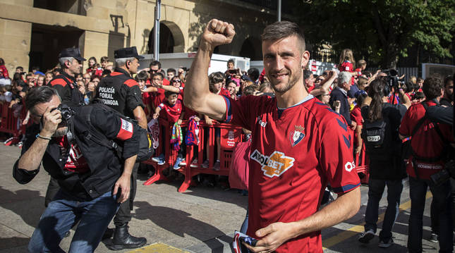El navarro, con su gesto tan característico con el puño cerrado, durante las celebraciones por el ascenso a Primera División en mayo de 2019.