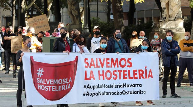 Protesta de hosteleros frente al Parlamento de Navarra, donde se celkebr