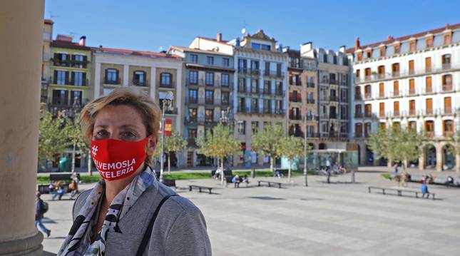 María Ángeles Rodríguez, en la plaza del Castillo, donde se concentran a diario los hosteleros.