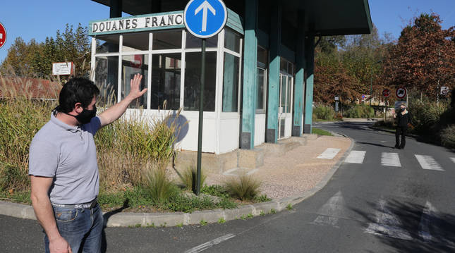 Iñaki Ariztia, que ostenta la alcaldía en Urdax, saluda desde el lado español a su mujer, Cecilie Grilleres, en suelo francés.