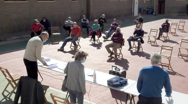 La reunión constitutiva de la Comunidad de Regantes se celebró en la pista de tenis de Cárcar.