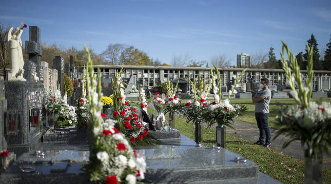 Tumbas con flores en recuerdo de los fallecidos, ayer por la mañana en el cementerio de Pamplona.