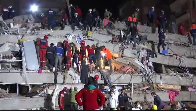 Vídeo: El terremoto en Turquía deja 20 edificios desplomados en Esmirna