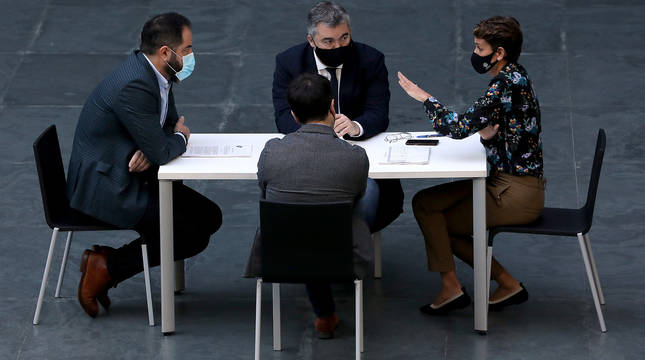 María Chivite habla con el parlamentario Ramón Alzórriz y el diputado Santos Cerdán, del PSN, y Miguel Moreno, de su gabinete.