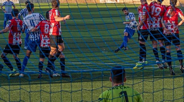 Foto del lanzamiento de falta del navarro Rúper que significó el 1-0 en el marcador. El balón entró ajustado al poste derecho del meta de la SD Logroñés.