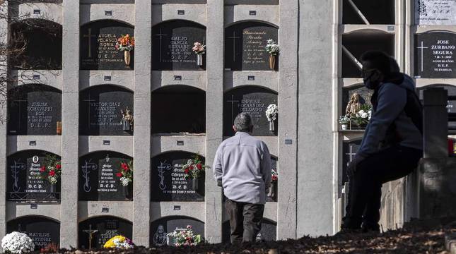 Fotos del Día de Todos los Santos en el cementerio de Estella